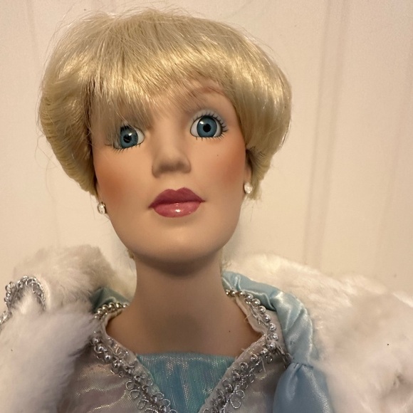 Danbury Mint snow queen 20” porcelain doll - Picture 2 of 9